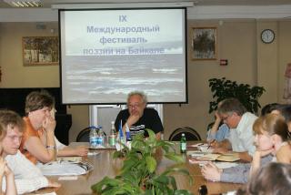 На фото: Бахыт Кенжеев и "начинающие" поэты.  Мастер-класс поэзии
