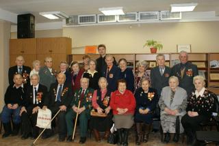 На фото: Ветераны микрорайона Университетский, депутат городской Думы г. Иркутска Евгений Стекачев и директора Гуманитарного цен